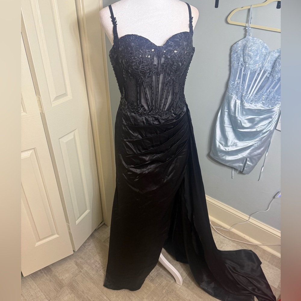 Elegant Black Mesh Bustier Evening Dress - Picture 2 of 3
